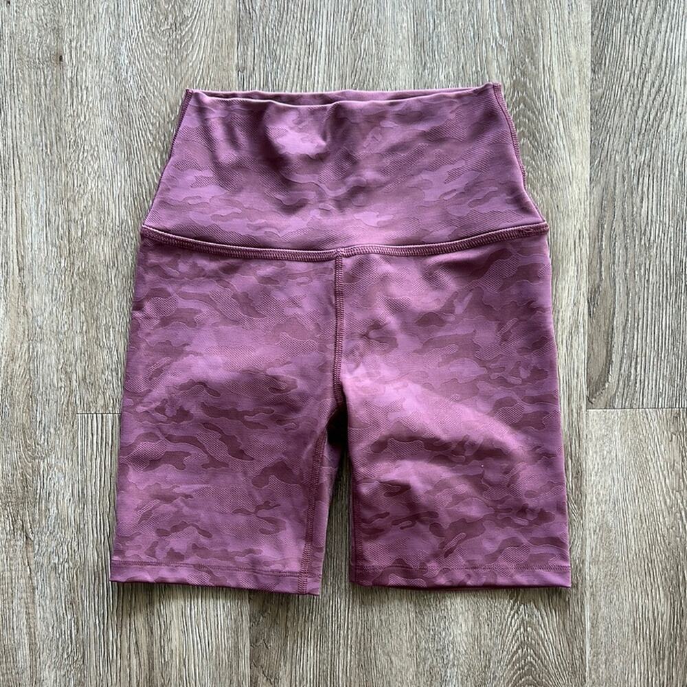 Beyond Yoga 7" Bike Shorts Dark Mauve Camo Size Small High Rise‎